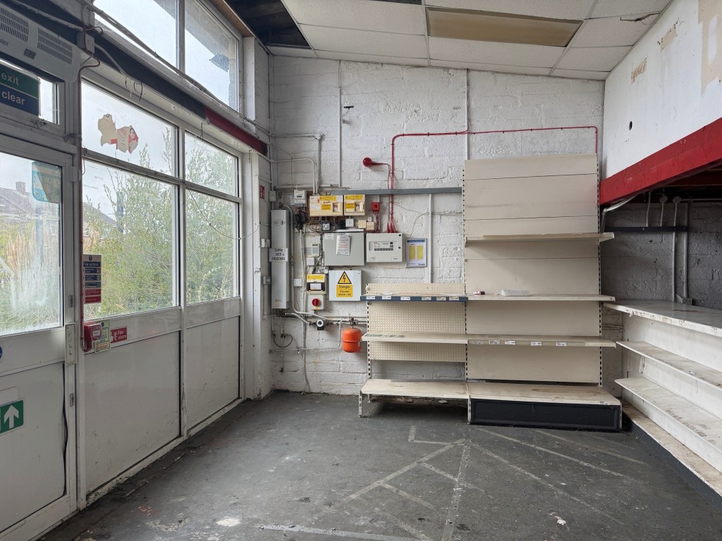 Lot: 76 - FREEHOLD VACANT TWO STOREY COMMERCIAL UNIT WITH GATED YARD -